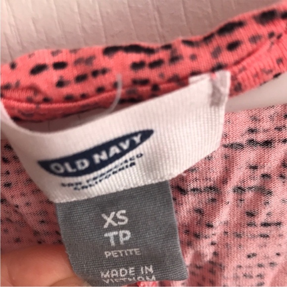 Bundle two Old navy gray tank twist bottom hem & coral tank - Picture 8 of 8